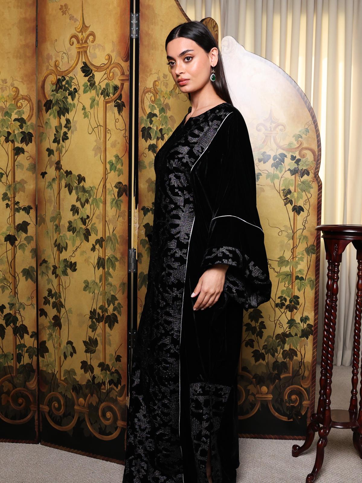 Black velvet patterned dress دراعة مخمل أسود مطرزة